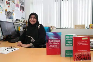 DR ROKSANA BIBI ABDULLAH: Menggalakkan ibu bapa supaya muhasabah diri dan ukur baju pada badan sendiri berkaitan isu penggunaan bahasa. Contohnya, gunakan sahaja bahasa Melayu standard di rumah sekiranya lebih fasih dan selesa menuturkannya berbanding bahasa Inggeris yang mungkin kurang mantap. - Foto BH oleh TIMOTHY DAVID