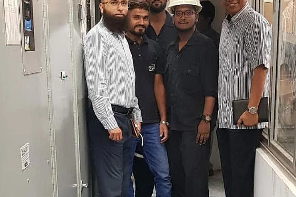 MANFAAT UNTUK FIRMA TEMPATAN: Pengarah Urusan syarikat Enercon Asia, Encik Azhar Othman (berdiri paling kanan bersama-sama sekumpulan pekerjanya), menyatakan perjanjian dua hala yang dimeterai pemerintah telah membantu syarikatnya berkembang ke luar negara. - Foto ihsan ENCIK AZHAR OTHMAN