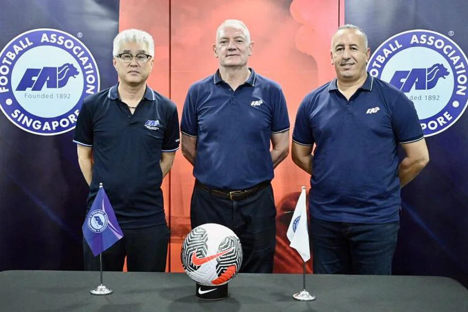 (Dari kiri) Ketua jurulatih pasukan lelaki Singapura, Tsutomu Ogura; pengarah teknikal FAS, Michael Browne; ketua jurulatih pasukan wanita Singapura, Karim Bencherifa, membentangkan rancangan bagi skuad mereka untuk baki 2024 dalam satu taklimat di Stadium Jalan Besar pada 28 Ogos. 