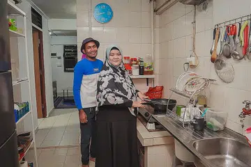 TIDAK SABAR DAPAT RUMAH BARU: Encik Eddie dan isteri, Cik Norhafizah, akhirnya bakal memiliki rumah mereka sendiri selepas sekian lama menetap di flat sewa. - Foto BH oleh NUR DIYANA TAHA