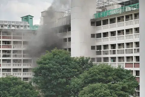 Dalam gambar kejadian yang dikongsi bersama The Straits Times (ST), asap hitam tebal kelihatan membumbung dari blok tersebut.