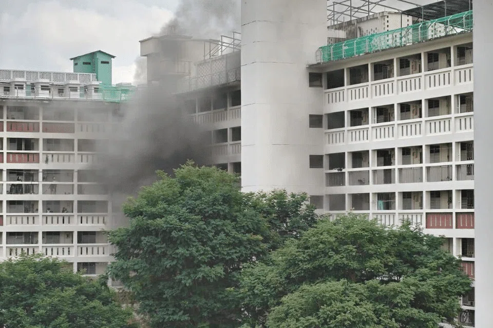 Dalam gambar kejadian yang dikongsi bersama The Straits Times (ST), asap hitam tebal kelihatan membumbung dari blok tersebut.