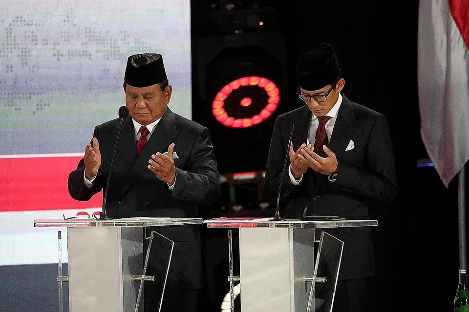 TIDAK KETINGGGALAN BERDOA: Gandingan Encik Prabowo Subianto (kiri) dengan Encik Sandiaga Uno juga tidak ketinggalan berdoa semasa perdebatan terakhir antara calon Presiden dan Naib Presiden. - Foto EPA-EFE