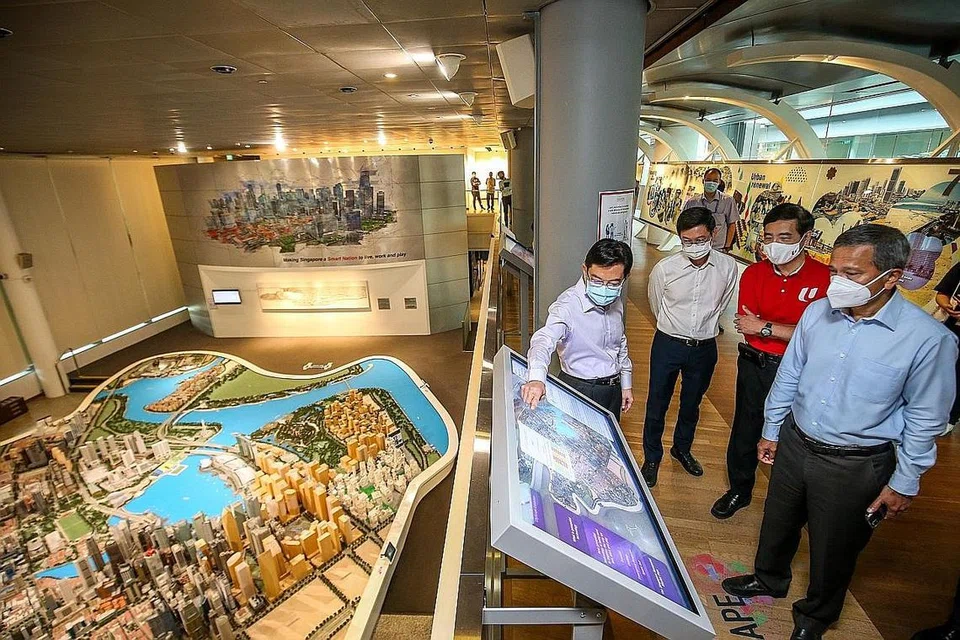 KUNJUNGI PAMERAN: Timbalan Perdana Menteri Heng Swee Keat (kiri) mengunjungi pameran Smart Nation CityScape di Pusat URA semalam, ditemani Menteri Bertanggungjawab bagi Inisiatif Negara Bijak, Dr Vivian Balakrishnan, (kanan) dan Timbalan Setiausaha Agung Kongres Kesatuan Sekerja Kebangsaan (NTUC), Encik Heng Chee How, (dua dari kanan). - Foto ZAOBAO
