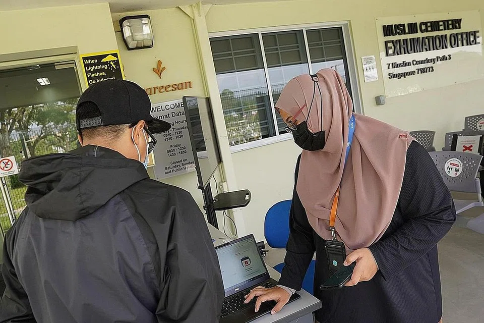 PENDAFTARAN DALAM TALIAN: Pegawai khidmat pelanggan Wareesan Management, Cik Umi Arbanah Ayob, menunjukkan cara mendaftar dan mengesahkan kubur dalam talian kepada seorang waris. - Foto BH oleh NUR DIYANA TAHA