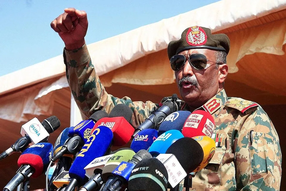PANGLIMA TENTERA SUDAN: Jenderal Abdul Fatah al-Burhan, 62 tahun, melakukan kudeta ke atas pemerintah yang dipimpin Encik Abdalla, pada 25 Oktober lalu. - Foto AFP