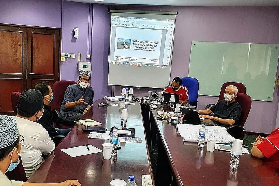  BERBINCANG: Encik Adnan Abdul Hamid (empat dari kiri), naib pengerusi Lembaga Pentadbir Masjid Alkaff Kampung Melayu (MAKM), semasa mengetuai perbincangan projek peningkatan masjid bersama anggota Lembaga Pentadbir MAKM. - Foto MASJID ALKAFF KAMPUNG MELAYU