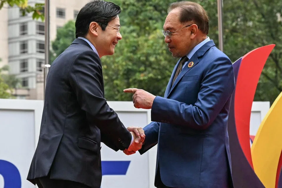 Perdana Menteri Malaysia, Datuk Seri Anwar Ibrahim (kanan), menyambut Perdana Menteri, Encik Lawrence Wong, semasa bertemu di Sidang Puncak Asean ke-46 di Kuala Lumpur pada 26 Mei 2025. 