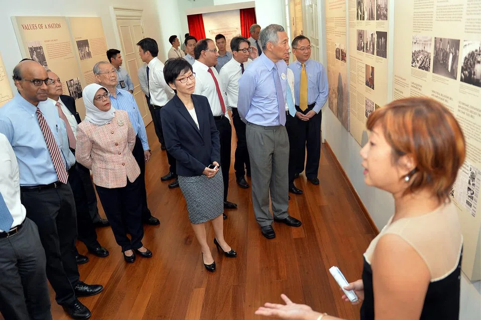 PAMERAN SUSUR SEJARAH PARLIMEN: Encik Lee bersama beberapa Anggota Parlimen dahulu dan sekarang termasuk (dari kiri, barisan depan) Encik Tharman Shanmugaratnam, Cik Halimah Yacob dan Cik Grace Fu menyaksikan Pameran Parlimen dalam Sejarah Singapura yang dilancarkan di The Arts House semalam. - Foto M.O. SALLEH