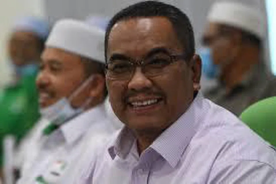 BERI GAMBARAN: Datuk Seri Muhammad Sanusi Md Nor mendakwa broker politik menyebabkan beberapa Ahli Parlimen pembangkang menyatakan sokongan kepada Datuk Seri Anwar Ibrahim.