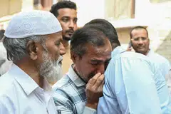 Anggota keluarga dan saura mara para mangsa yang terbunuh dalam satu kemalangan bas dekat Madinah, Arab Saudi sedang bersedih di atas kejadian itu.