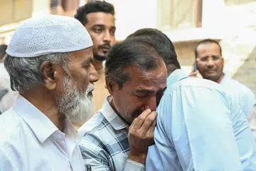 Anggota keluarga dan saura mara para mangsa yang terbunuh dalam satu kemalangan bas dekat Madinah, Arab Saudi sedang bersedih di atas kejadian itu.