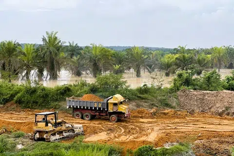 Kerja membaiki pengadang kolam cucian pasir pecah berhampiran Kampung Orang Asli Sayong Pinang.