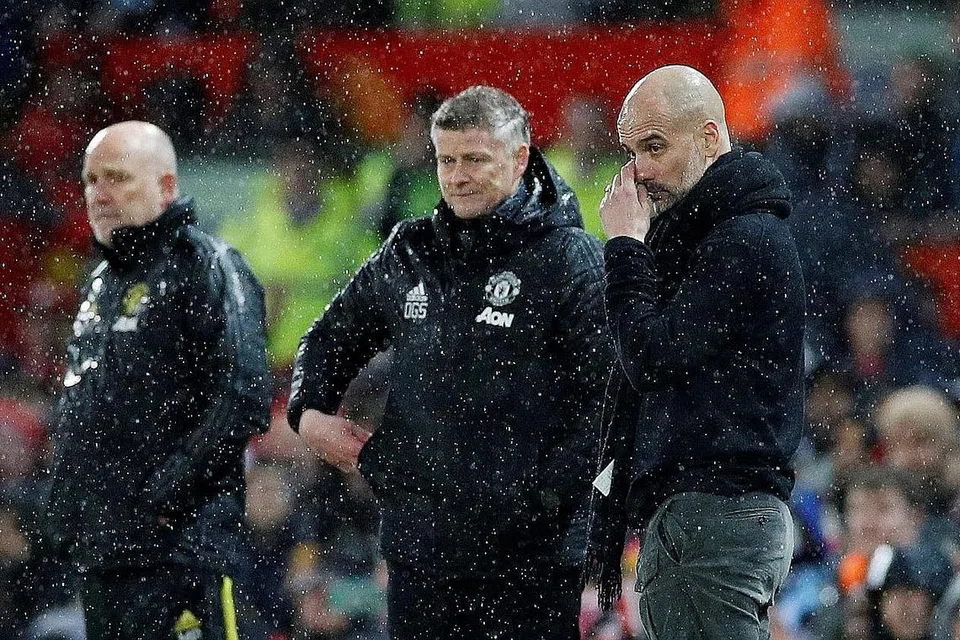 KETEPIKAN 'PERMUSUHAN': Kededua pengurus pasukan Ole Gunnar Solskjaer bagi Manchester United (kiri) dan rakan sejawatannya dari Manchester City, Pep Guardiola (kanan), pastinya bangga melihat kededua kelab bergabung bagi menderma £100,000 bagi membantu bank makanan memenuhi kenaikan permintaan yang disebabkan oleh pandemik koronavirus. Guardiola secara peribadi turut menghulurkan dana kepada Yayasan Angel Soler Daniel dan Kolej Perubatan Barcelona untuk mendapatkan bekalan peralatan kesihatan bagi menangani Covid-19. - Foto REUTERS