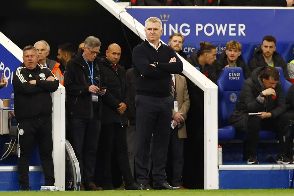 TEKANAN: Pengurus Leicester City, Dean Smith (depan), kesal nasib pasukannya bukan di tangan mereka sendiri. 