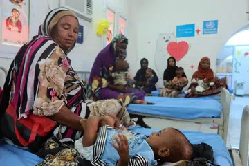 Kanak-kanak, yang mengalami kekurangan zat makanan, dirawat di Pusat Pediatrik Port Sudan. 