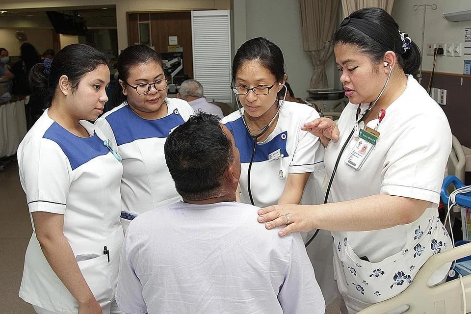 SERAGAM PERLU KONSISTEN DAN RAPI: Jururawat di bawah naungan NHG dibolehkan memakai tudung mulai 1 November namun perlu memastikan ia menepati garis panduan yang ditetapkan termasuk diperbuat daripada kain yang sesuai dengan penggunaan pelitup. Gambar diambil sebelum Covid-19 melanda. - Foto fail