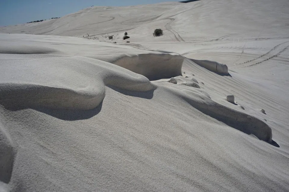BUKIT PASIR: Lancelin Sand Dunes menawarkan pemandangan yang menakjubkan. Anda juga berpeluang melungsuri bukit-bukau pasir itu dengan papan lungsur yang disediakan. - Foto ihsan SITI AISYAH NORDIN