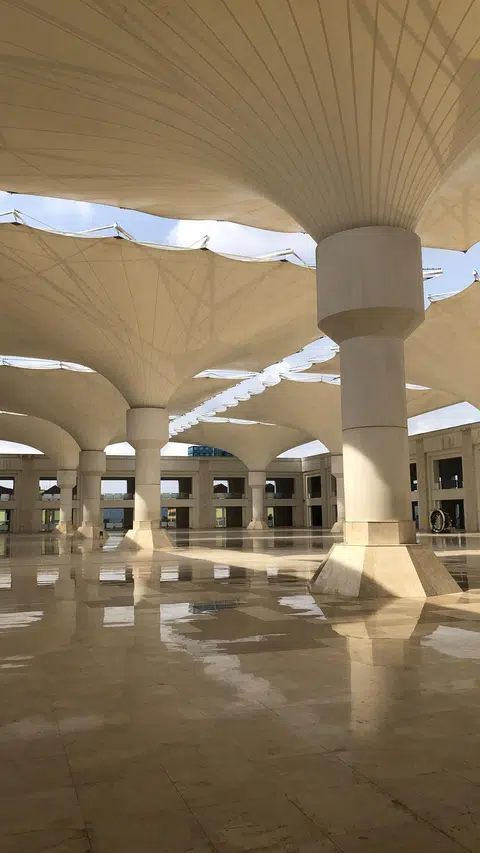 INSPIRASI DARI MASJID NABAWI: Masjid Sultan Mahmud Riayat Syah mempunyai lapan payung yang boleh dibuka dan ditutup sepertimana di Masjid Nabawi di Madinah.