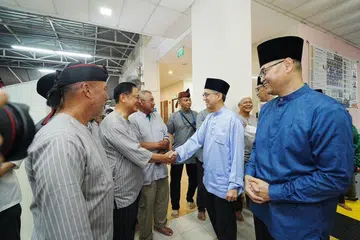 Pemangku Menteri Bertanggungjawab bagi Ehwal Masyarakat Islam, Profesor Madya Dr Muhammad Faishal Ibrahim, yang juga Menteri Negara Kanan (Ehwal Dalam Negeri) (dua dari kanan) beramah mesra dengan jemaah di Masjid Al-Iman untuk solat tarawih pertama Ramadan 2026 pada 18 Februari. Beliau ditemani Pengerusi Eksekutif Masjid (MEC), Encik Ridzwan Abu Bakar (kanan).