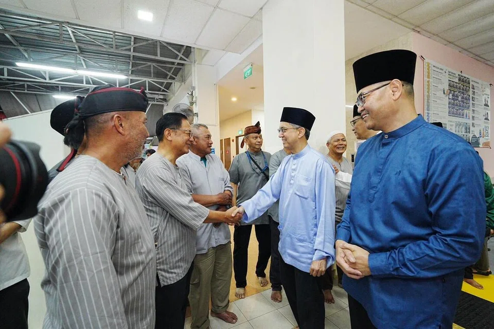 Pemangku Menteri Bertanggungjawab bagi Ehwal Masyarakat Islam, Profesor Madya Dr Muhammad Faishal Ibrahim, yang juga Menteri Negara Kanan (Ehwal Dalam Negeri) (dua dari kanan) beramah mesra dengan jemaah di Masjid Al-Iman untuk solat tarawih pertama Ramadan 2026 pada 18 Februari. Beliau ditemani Pengerusi Eksekutif Masjid (MEC), Encik Ridzwan Abu Bakar (kanan).