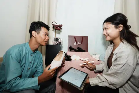 Encik Mohamad Azlan Subtu, menguruskan bahagian logistik, sementara Cik Noraziirin Razali, mengendalikan rekaan kasut dan pemasaran.