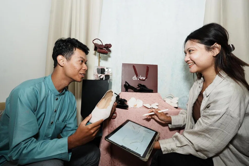 Encik Mohamad Azlan Subtu, menguruskan bahagian logistik, sementara Cik Noraziirin Razali, mengendalikan rekaan kasut dan pemasaran.