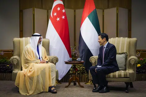 Perdana Menteri, Encik Lawrence Wong (kanan), dan Putera Mahkota Abu Dhabi, Sheikh Khaled Mohamed Zayed Al Nahyan, mengesahkan persahabatan mesra antara Singapura dengan UAE dan telah mengadakan perbincangan merangkumi pelbagai topik termasuk geopolitik, tenaga bersih, pelancongan dan pemprograman muzium semasa pertemuan mereka pada 29 Oktober.