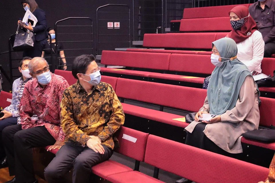 BERTEGUR SAPA: Encik Lawrence Wong (barisan depan, tiga dari kiri), yang tiba bersama Dr Mohd Maliki Osman (barisan depan, kiri) dan Encik Zainul Abidin Rasheed, menyapa tokoh pengkaji setempat Profesor Madya Dr Hadijah Rahmat (barisan kedua) di majlis pelancaran. Dr Hadijah menyumbangkan rencana berjudul 'Nature and Self in the Works of Munshi Abdullah'. - Foto BH oleh JASON QUAH