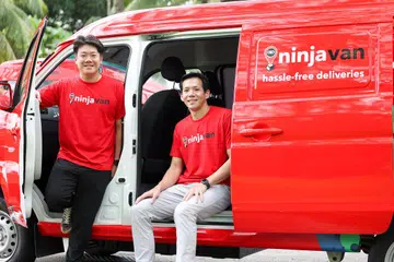 Ketua Pegawai Eksekutif (CEO) dan pengasas bersama Ninja Van, Encik Lai Chang Wen (kiri) menjangka khidmat penghantaran barangan sejuk bakal menyumbang 10 peratus daripada pendapatan syarikat itu. Bersamanya ialah Ketua Negara Ninja Van Singapura, Encik Ray Chou. 