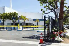 Pusat Islam San Diego selepas serangan bersenjata pada 18 Mei 2026 yang mengorbankan tiga anggota masyarakat Islam, Amir Abdullah, Mansour Kaziha dan Nadir Awad. Ketiga-tiga mangsa dilaporkan cuba menghalang dua penyerang daripada mara lebih jauh ke dalam masjid, sekali gus membantu melindungi kira-kira 140 kanak-kanak yang berada di dalam bangunan ketika kejadian. Seorang remaja perempuan berusia 17 tahun di North Carolina kemudian didakwa membantu dan bersubahat dalam serangan itu, termasuk membantu menyebarkan rakaman serangan dan manifesto penyerang.