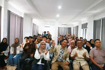 KONGSI KEPAKARAN: Ramli Nawee (depan, dua dari kiri) menjalankan bengkel kreatif di Jakarta untuk 52 anak muda dari Yayasan Indah Berbagi. Bersama beliau ialah (depan, dari kiri) isterinya, Cik Sarinah Baba; Encik Darmadi, Dewan Pembina Yayasan Indah Berbagi; dan Encik Irvano Simatupang, Penasihat Yayasan Indah Berbagi.