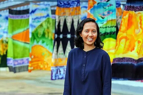 BATIK PILIHAN TEPAT: Cik Fajrina Razak antara penggiat seni muda yang masih mempertahankan seni tradisional batik bagi kerja seninya. - Foto ihsan FAJRINA RAZAK