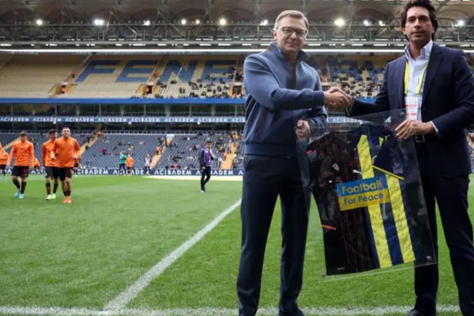 Sergei Palkin (kiri) dihadiahkan sehelai jersi sebelum perlawanan persahabatan menentang Fenerbahce pada 19 April 2022, untuk meningkatkan kesedaran tentang perang di Ukraine.