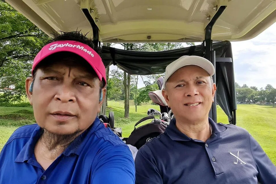 SERONOK DI JB: Encik Abdul Monib Subahan (kiri) bersama seorang temannya, mantan Timbalan Superintenden Polis, Encik Zainudin Lee, menaiki 'buggy' ketika bermain golf di Padang Golf Ponderosa di Johor Bahru. - Foto ihsan ABDUL MONIB SUBAHAN