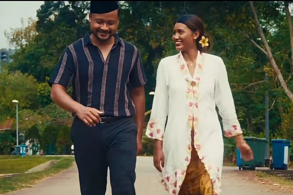 Dalam video praperkahwinan mereka, Encik Yusoff dan Cik Tara menghidupkan semula aksi berjalan sambil melompat yang ikonik daripada filem Bujang Lapok.