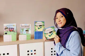 Buku ‘Arya Meneroka Laut’ merupakan buku ketiga dalam Siri Jelajah Arya.  Arya juga merupakan nama anak penulis, Nur Afidah Meor Hashim atau lebih dikenali sebagai Afidah Hashim.