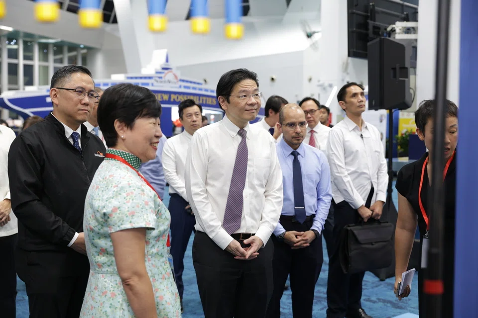 Perdana Menteri, Encik Lawrence Wong (tiga dari kiri) berkata bahawa Majlis Pembangunan Masyarakat (CDC) bertindak sebagai penghubung utama yang merapatkan hubungan antara warga tempatan dengan sekolah, agensi perkhidmatan sosial, pertubuhan akar umbi serta barisan sukarelawan. Beliau dilihat bersama Mayor CDC North West, Encik Alex Yam (dua dari kiri) dan Setiausaha Parlimen Kanan (Pendidikan merangkap Pembangunan Negara), Dr Syed Harun Alhabsyi (tiga dari kanan).