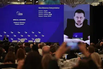 Semasa berucap, Presiden Zelensky memakai kemeja-T hitam dengan imej seorang gadis yang sedang mengecat bendera Ukraine berwarna biru dan kuning. Kemeja itu direka Ava Soh, seorang warga Singapura berusia 16 tahun, untuk projek NFT yang bertujuan membantu Ukraine.