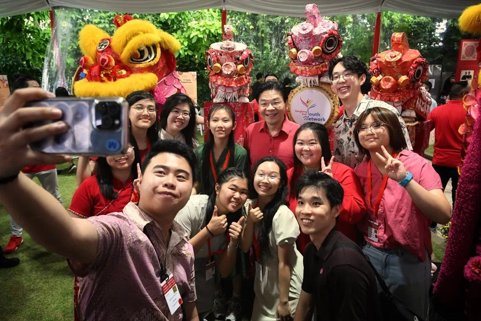 Perdana Menteri, Encik Lawrence Wong (baju merah), bergambar dengan anggota Rangkaian Belia Sengkang dan karya seni mereka bertajuk Dance Of Blessings di Pesta Taman Tahun Baru Cina 2025 di Istana pada 9 Februari. Karya seni itu menampilkan patung kepala singa yang tidak lagi digunakan. 