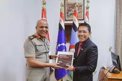 HULUR BANTUAN: Menteri di Pejabat Perdana Menteri, Dr Mohamad Maliki Osman (kanan), bersama Penolong Menteri Pertahanan bagi Perhubungan Antarabangsa Mesir, Mejar Jeneral Mohamed Salaheldine Hassan, di Kahirah, Mesir.