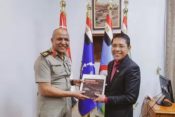 HULUR BANTUAN: Menteri di Pejabat Perdana Menteri, Dr Mohamad Maliki Osman (kanan), bersama Penolong Menteri Pertahanan bagi Perhubungan Antarabangsa Mesir, Mejar Jeneral Mohamed Salaheldine Hassan, di Kahirah, Mesir.