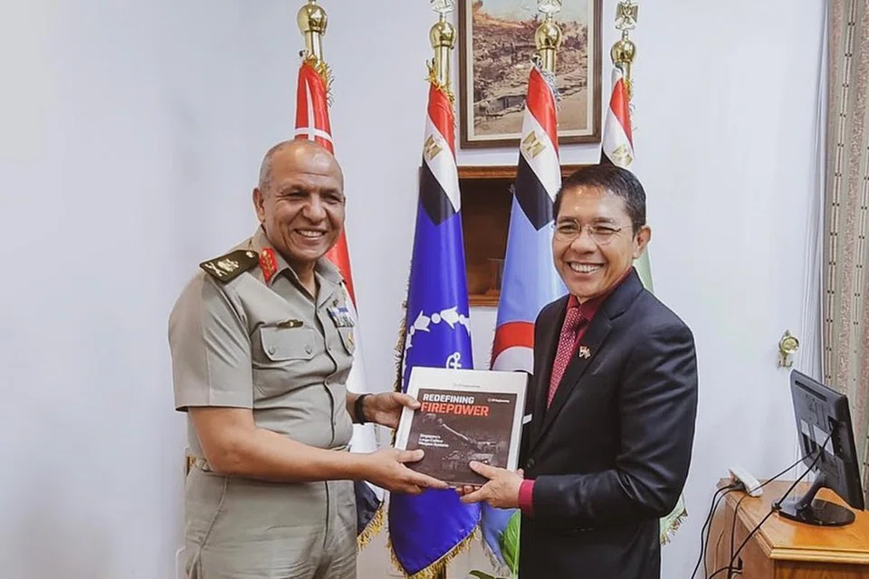 HULUR BANTUAN: Menteri di Pejabat Perdana Menteri, Dr Mohamad Maliki Osman (kanan), bersama Penolong Menteri Pertahanan bagi Perhubungan Antarabangsa Mesir, Mejar Jeneral Mohamed Salaheldine Hassan, di Kahirah, Mesir.