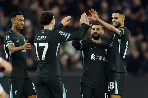 Pengurus Arne Slot puji perkembangan Ryan Gravenberch (kanan) sebagai pemain tengah yang penting bagi Liverpool.