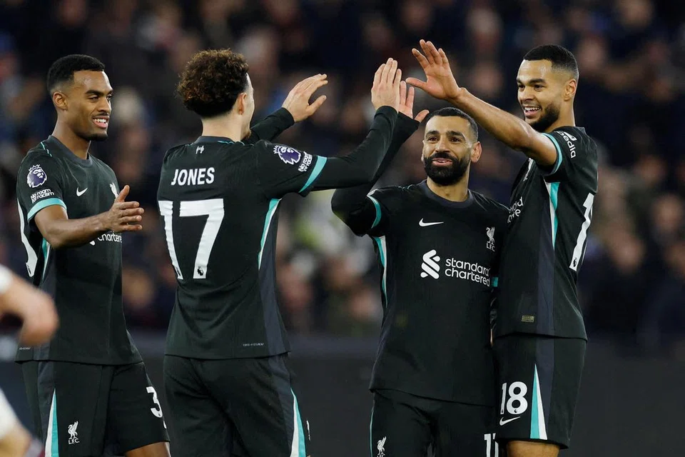 Pengurus Arne Slot puji perkembangan Ryan Gravenberch (kanan) sebagai pemain tengah yang penting bagi Liverpool.