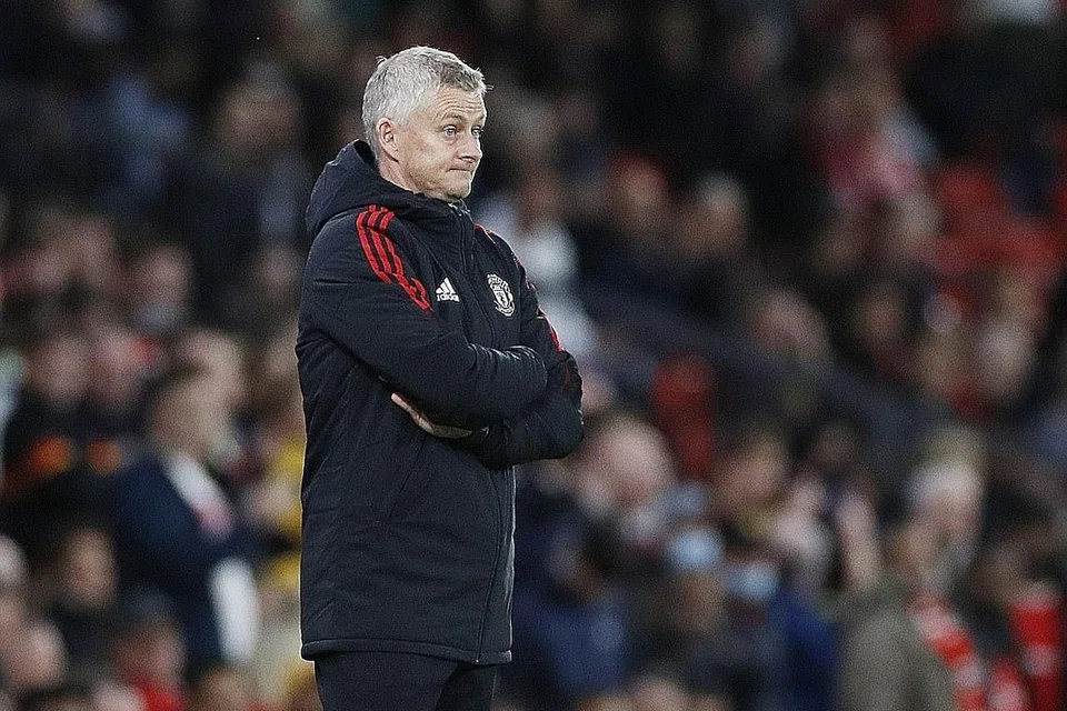 TETAP TEGUH: Solskjaer (gambar atas) meninggalkan padang pada waktu rehat berlatar belakang Old Trafford bergema cemuhan terhadapnya. Namun, pengurus United itu berkata beliau tidak akan putus asa.