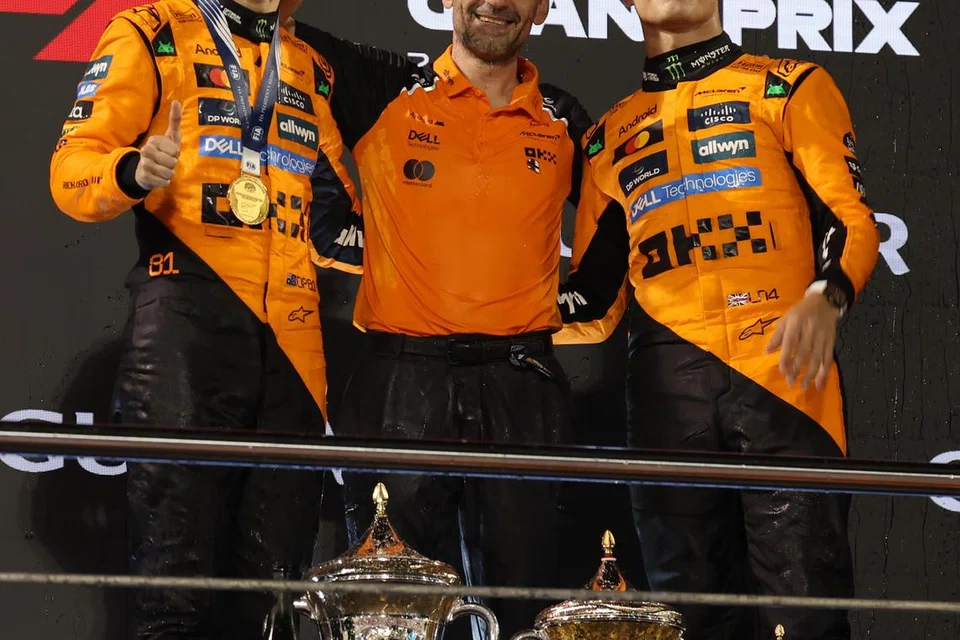 Pemandu McLaren, Lando Norris (kanan), berkata para pemandu dan pasukan McLaren bersedia membantu mereka mendapatkan kejuaraan dunia F1 bagi musim ini. Mereka berada di kedudukan yang baik dengan Norris di tangga pertama, dan pemandu sepasukannya Oscar Piastri (kiri), hanya tiga mata di belakangnya menjelang perlumbaan di Arab Saudi.