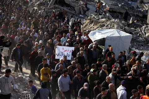 Rakyat Palestin mengambil bahagian dalam protes anti-Hamas, menyeru penamatan perang dengan Israel, di Beit Lahia di utara Gaza pada 26 April 2025.