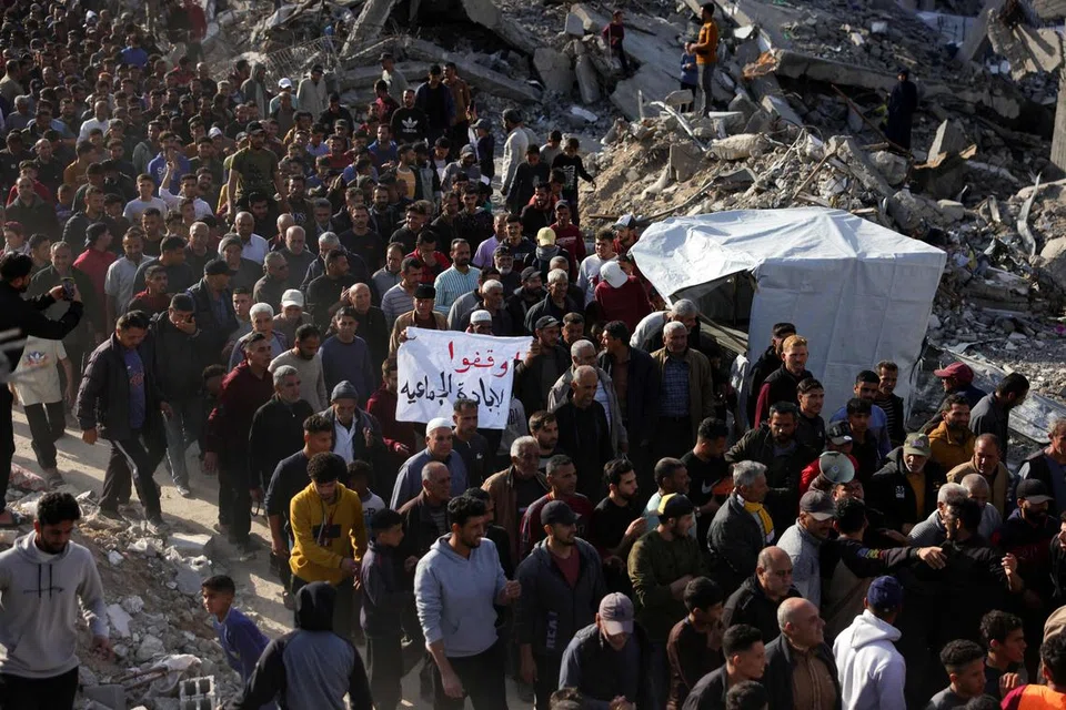 Rakyat Palestin mengambil bahagian dalam protes anti-Hamas, menyeru penamatan perang dengan Israel, di Beit Lahia di utara Gaza pada 26 April 2025.