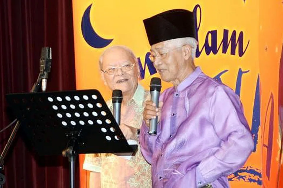 PAKAR PANTUN: GT Lye atau lebih dikenali dengan Baba Lye dan juga Mohd Ashik menghiburkan penonton dalam sesi berbalas pantun yang dikarang secara spontan di atas pentas.